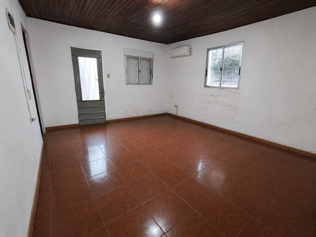 Casa 2 dormitorios, garaje y jardin.