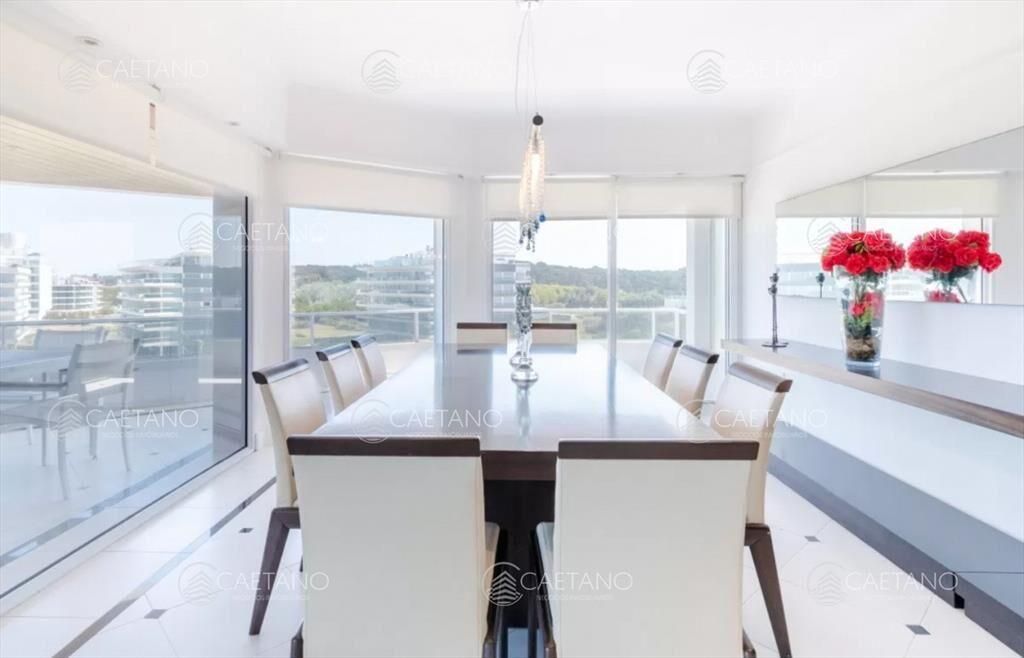 Venta duplex 4 dormitorios playa brava Punta del