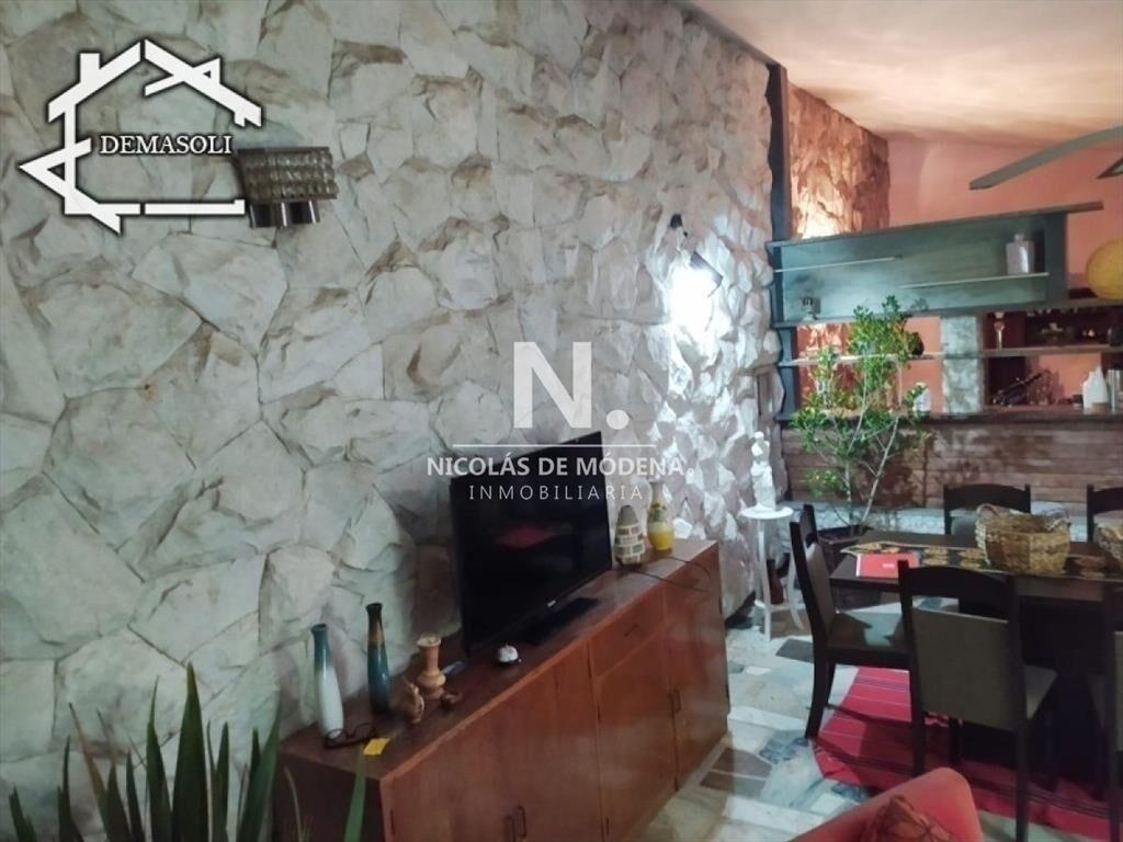 Se vende casa de gran porte, ubicada en la de la