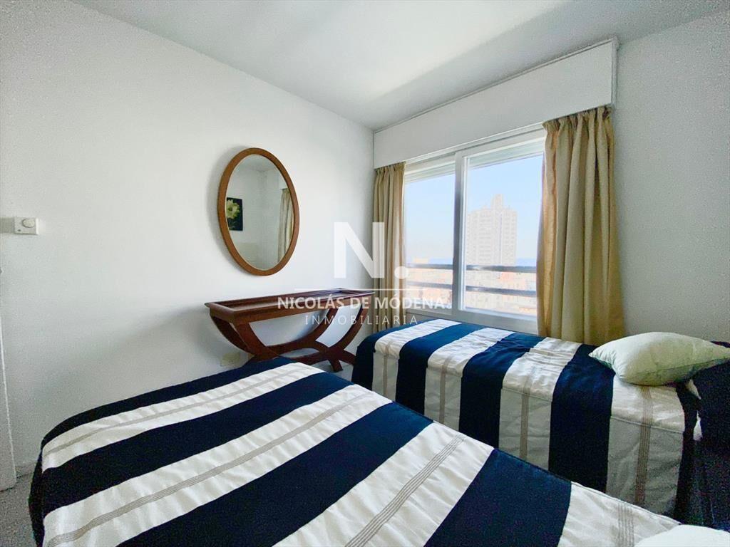 Apartamento de tres dormitorios en venta, Punta