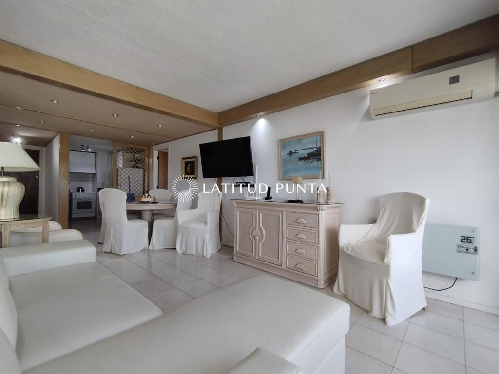 Apartamento de un dormitorio y medio, Pintos