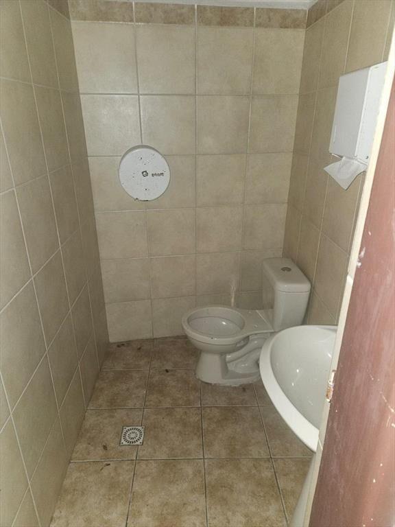 Treinta y Tres casi peatonal Sarandi , 228 m2 , 8 mts de fr