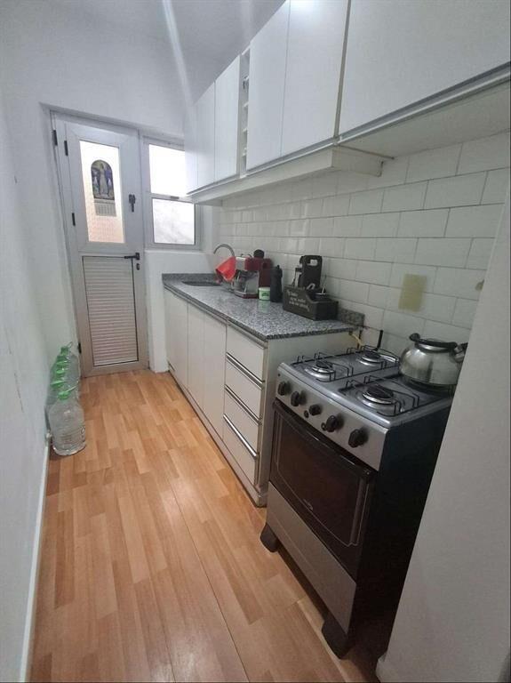 Venta de apartamento tipo casa, 2 dorm, patio, jardín, coch