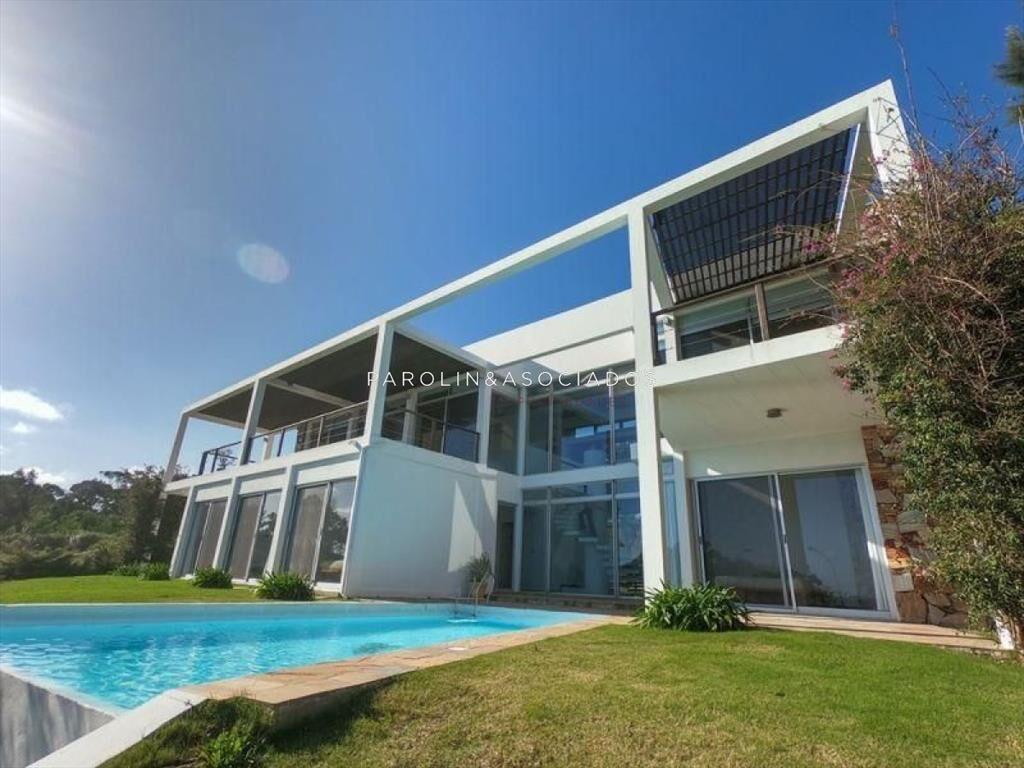 CASA DE 4 DORMITORIOS EN PUNTA BALLENA