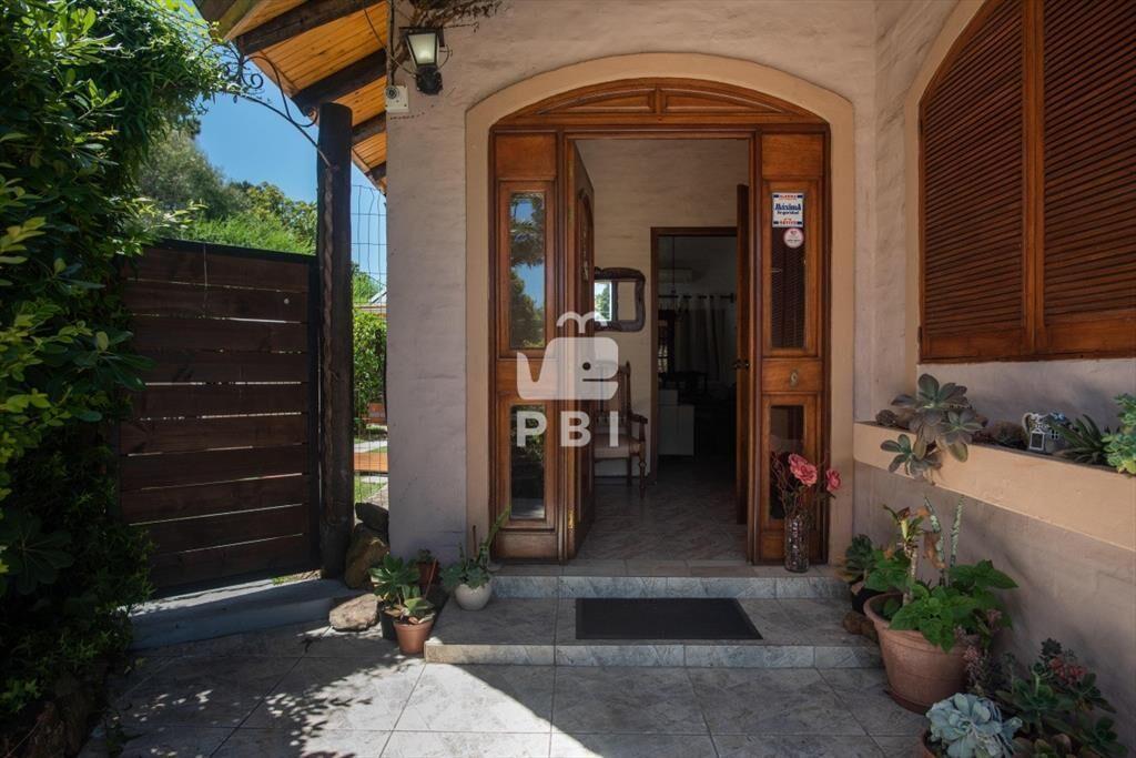 Muy amplia casa con piscina, parrillero y anexo.