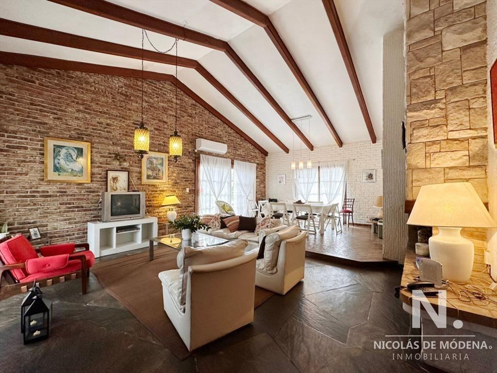 Casa de 3 Dormitorios mas Dependencia de Servicio en venta,
