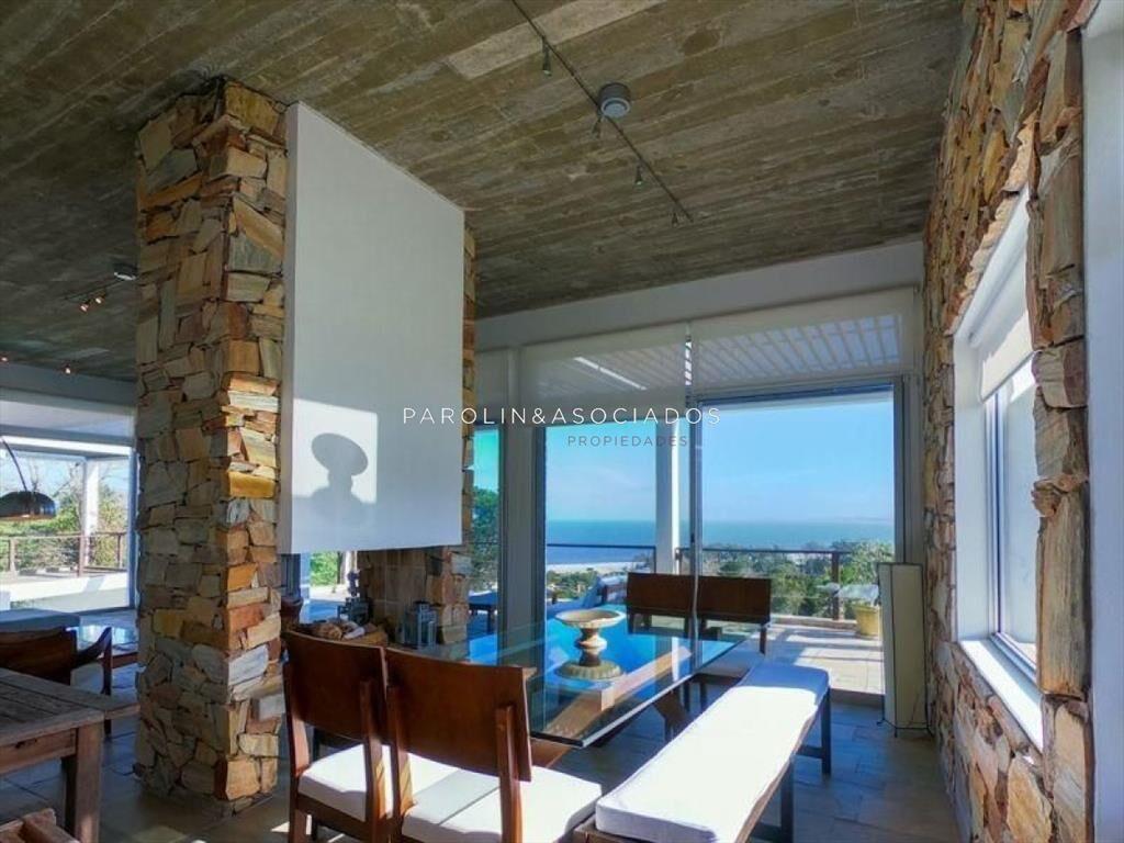 CASA DE 4 DORMITORIOS EN PUNTA BALLENA