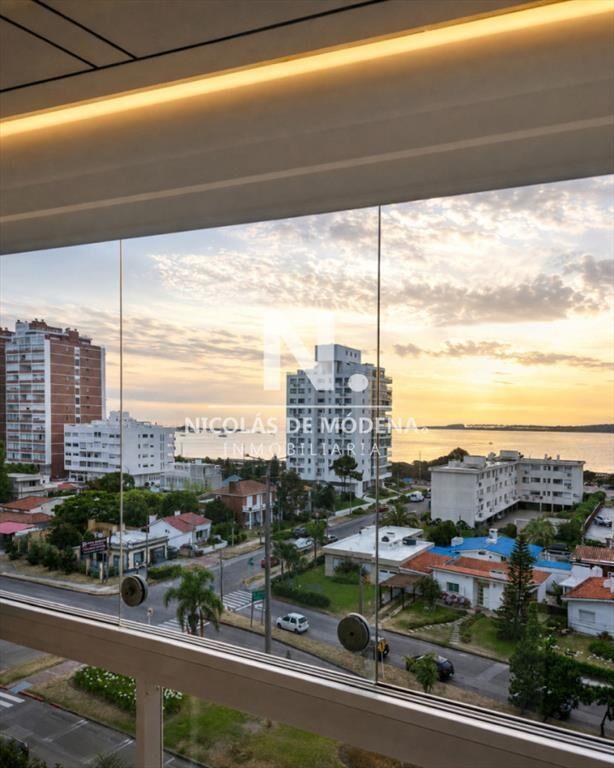 Vende Apartamento de 2 dormitorios con vista parcial al mar