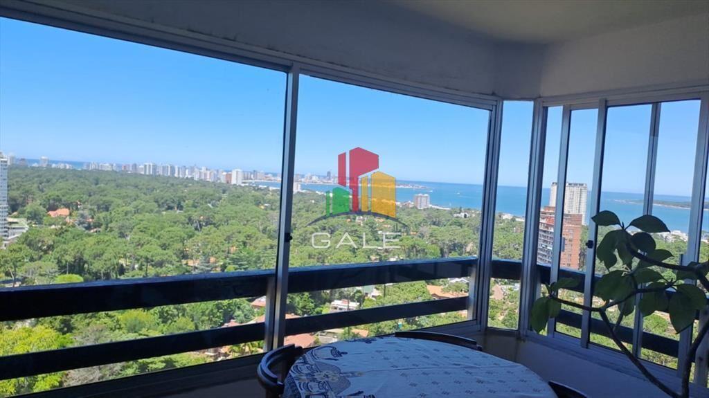 Vende apartamento de 2 dormitorios más servicio