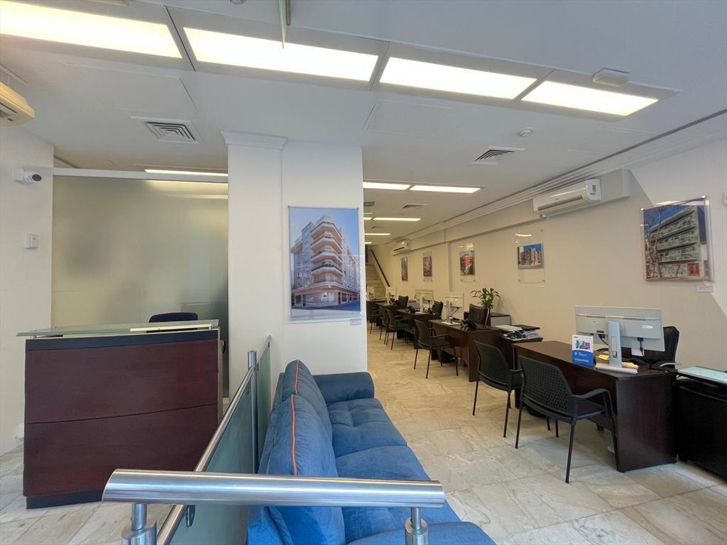 Venta excelente local en Av 18 de julio y Ejido. Centro. Re