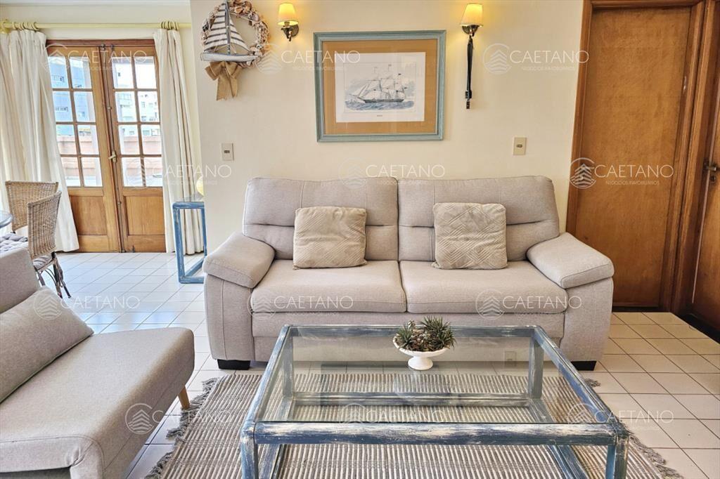 Apartamento de 2 dormitorios y 2 baños a 1 de y