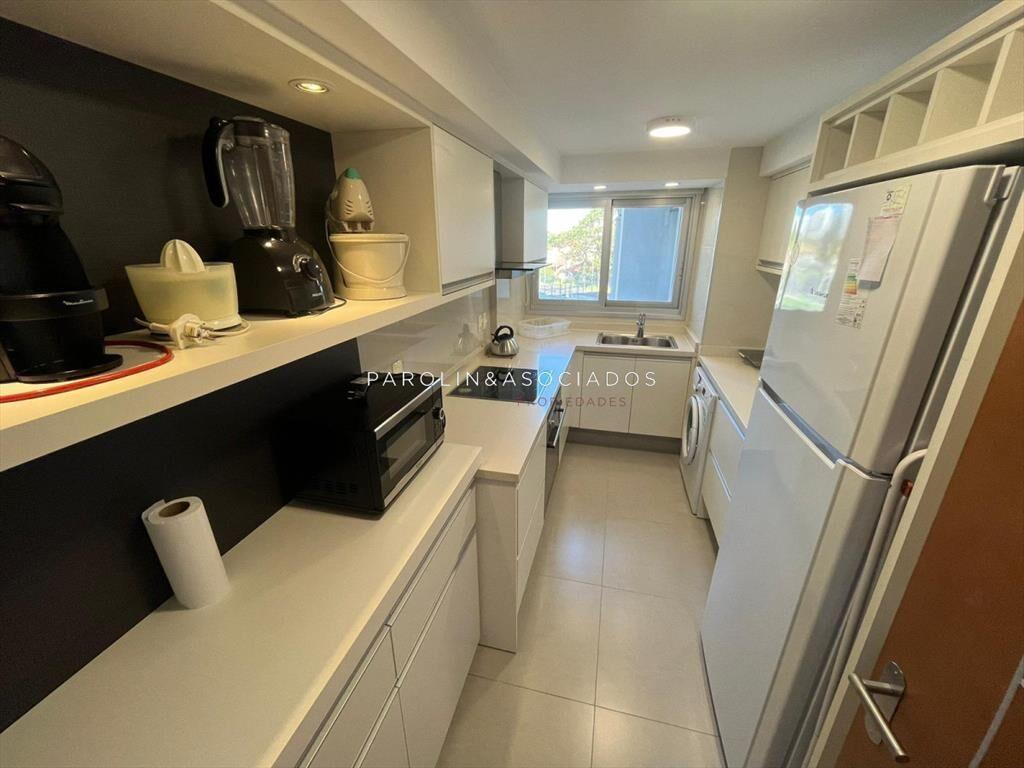 Apartamento de 2 dormitorios en venta en edificio