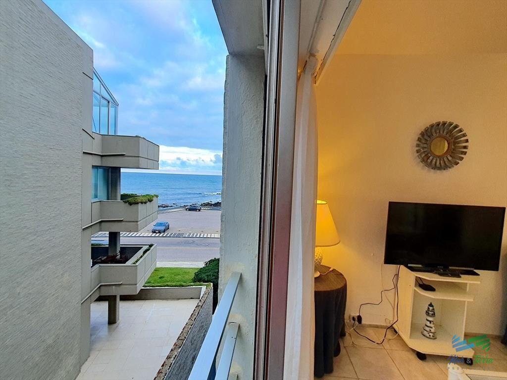Alquilo apartamento 1 dormitorio en Peninsula frente a la r