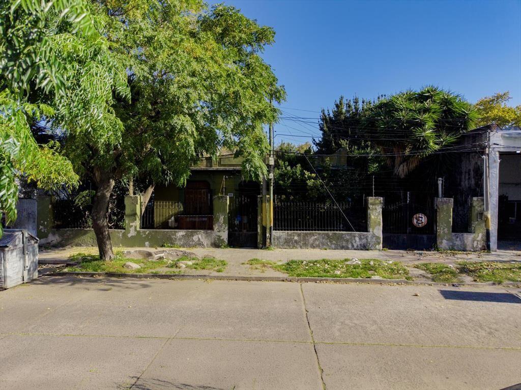 Venta Casa con amplio terreno de 743 m2 frente 21 mts.
