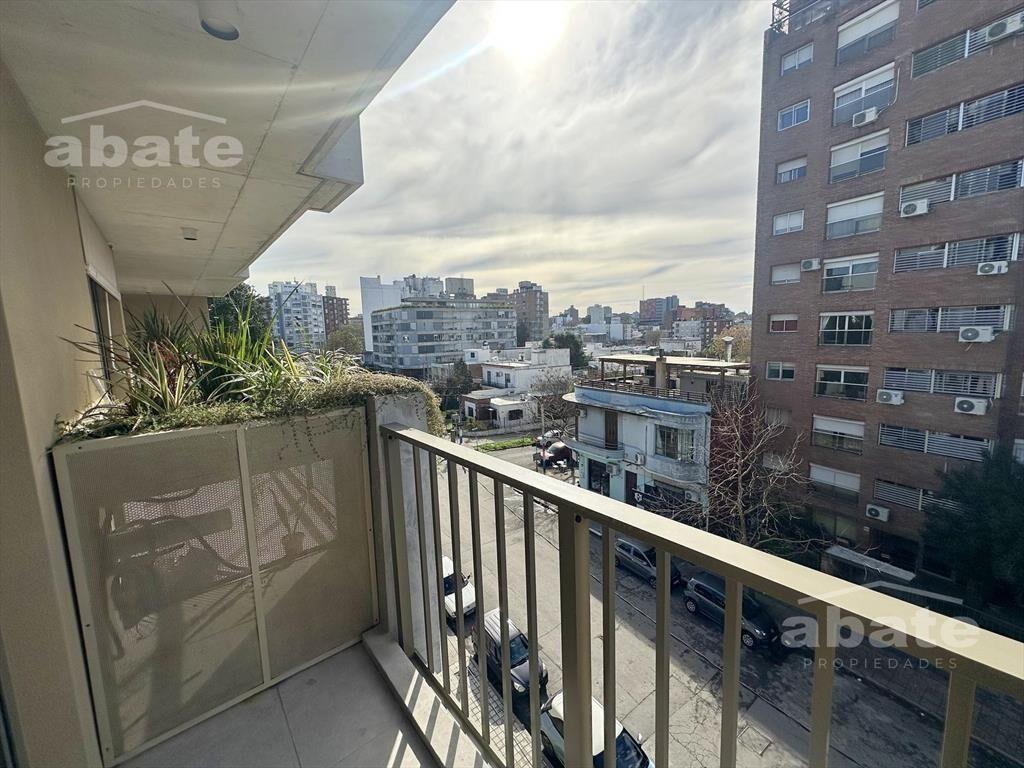 Monoambiente en venta con terraza al frente. Ideal inversió