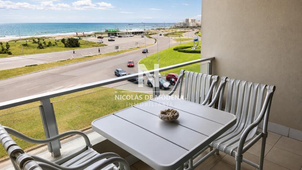 Vende apartamento de 2 dormitorios en Punta del