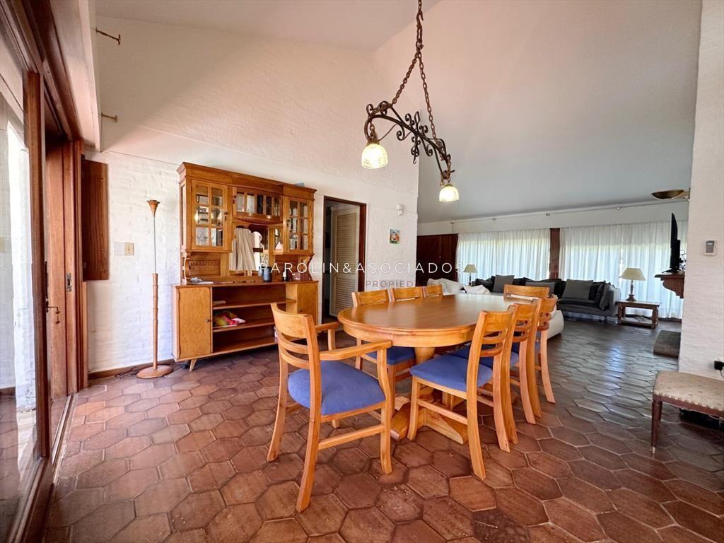 Casa en venta de 4 dormitorios y dependencia de servicio en