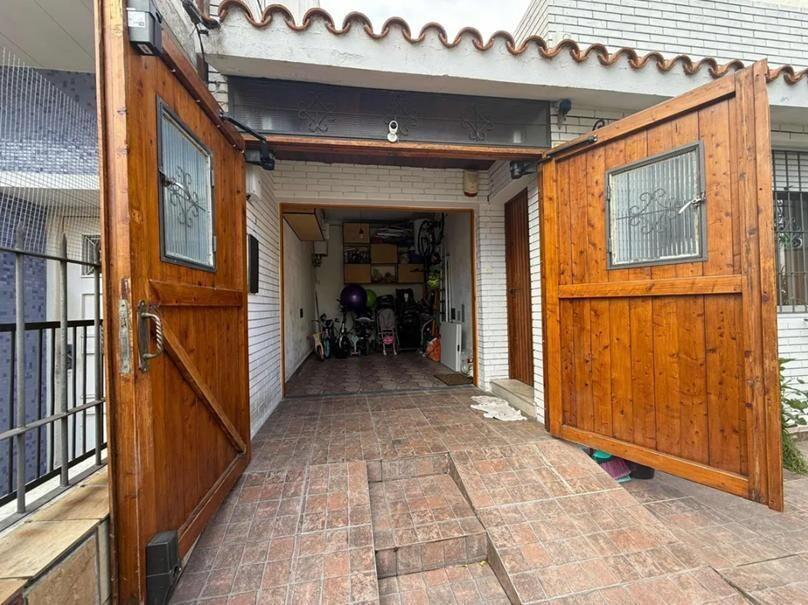 Venta casa de 2 dormitorios y 2 baños, con garage en La Bla