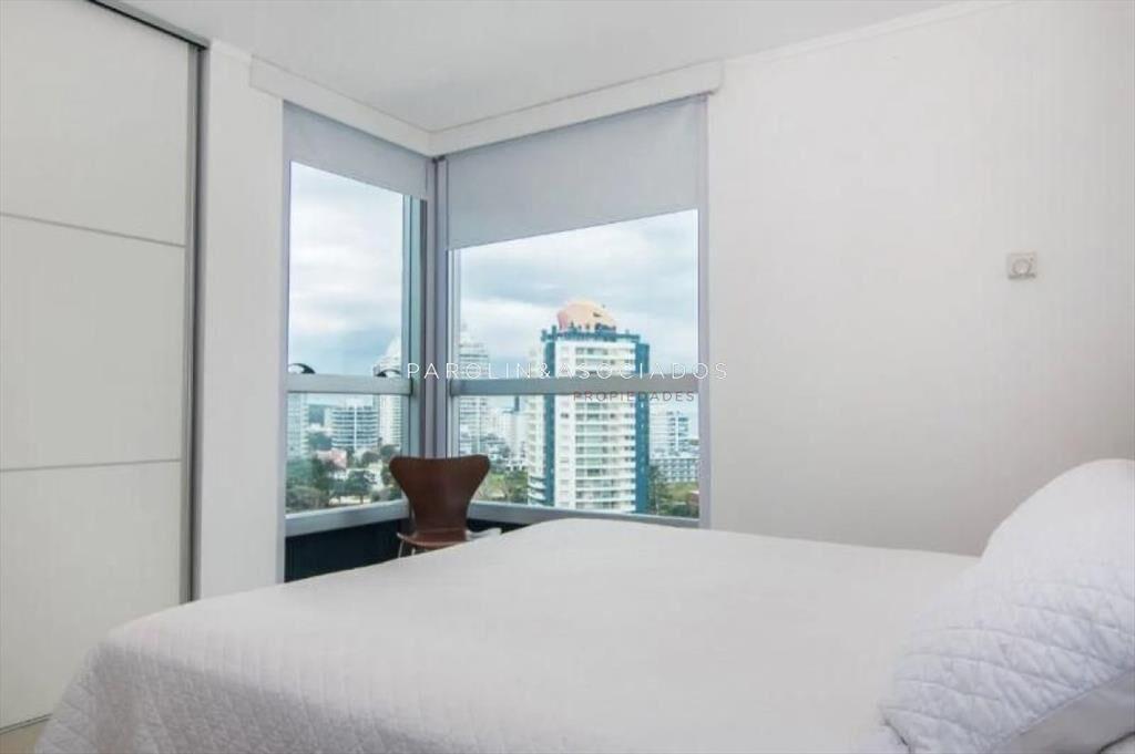 Apartamento en venta en piso alto en Forest Punta