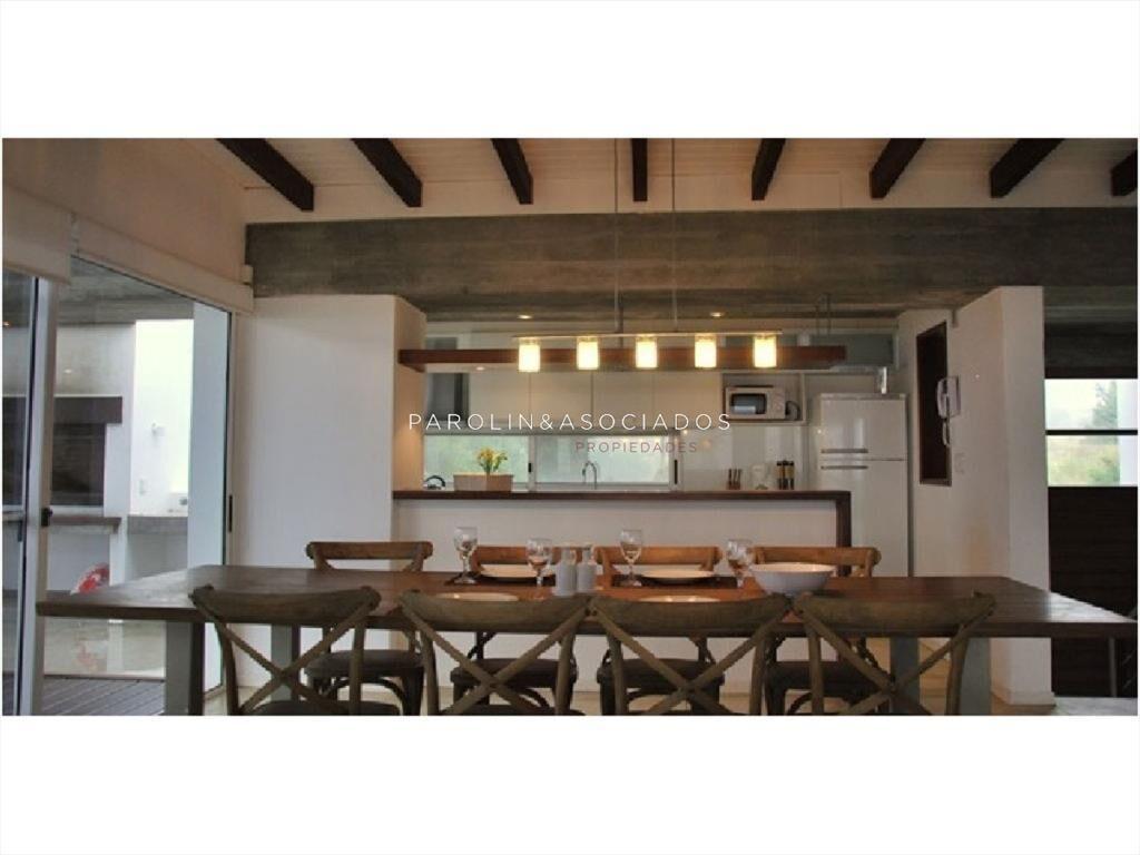Hermosa casa en venta con piscina en Punta del Este.