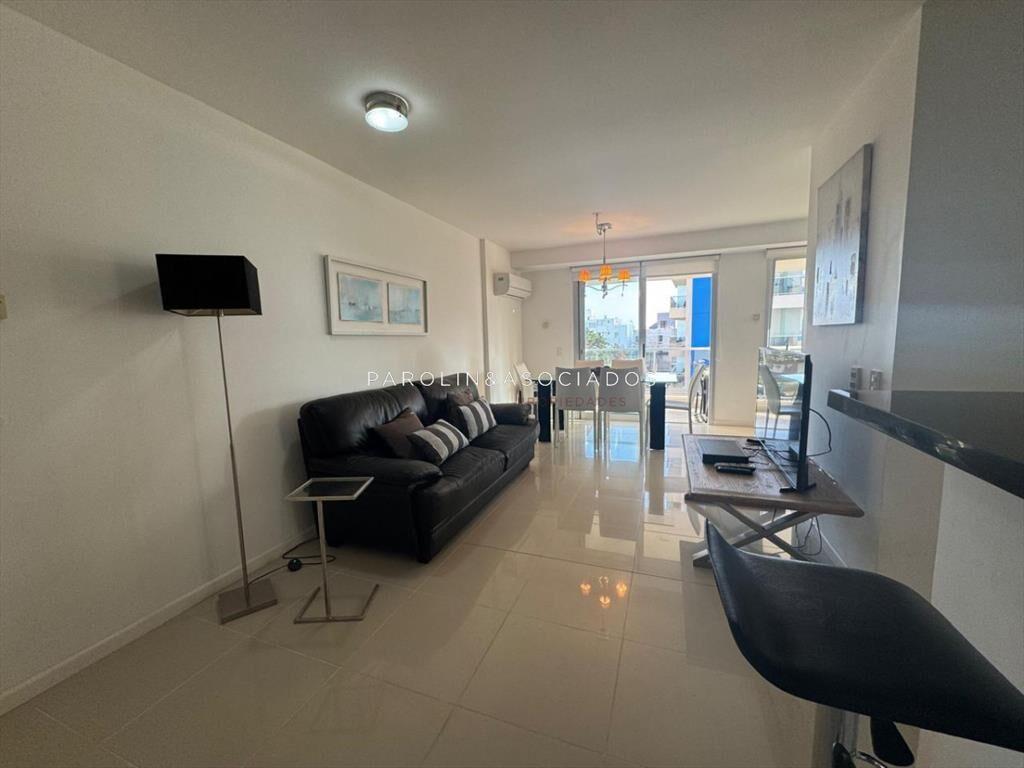 Hermoso apartamento de dos dormitorios a dos de
