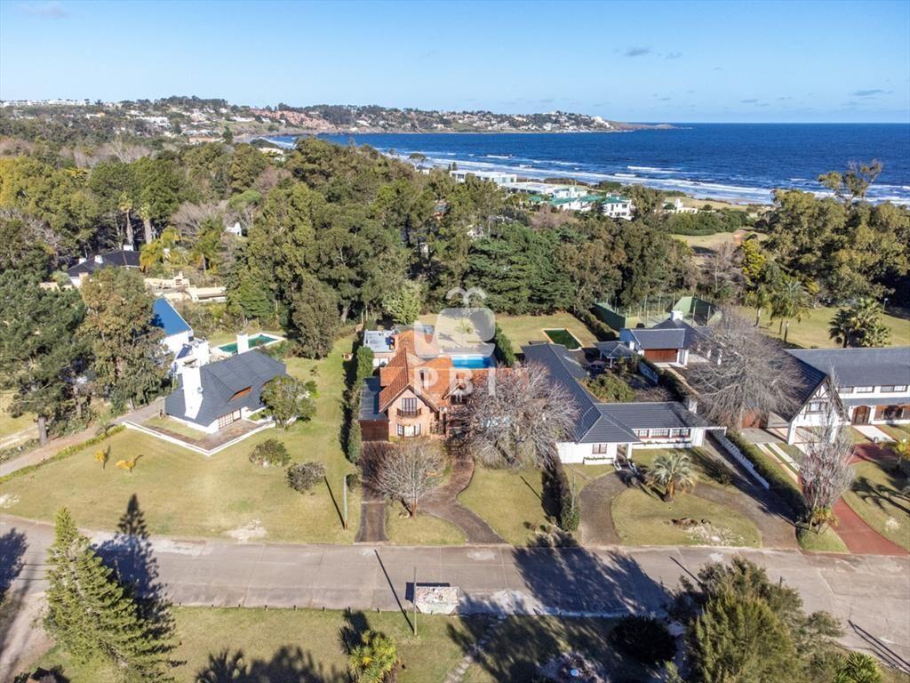 Casa 5 DORMITORIOS en Punta Ballena, Maldonado -