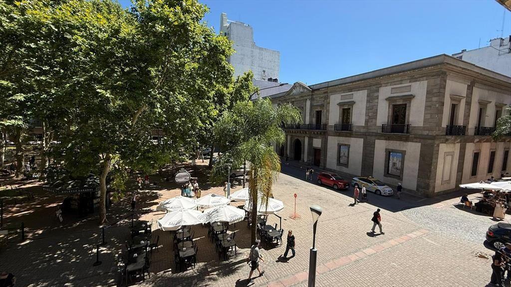 Oficina a la venta con renta en Peatonal Sarandí y Juan Car