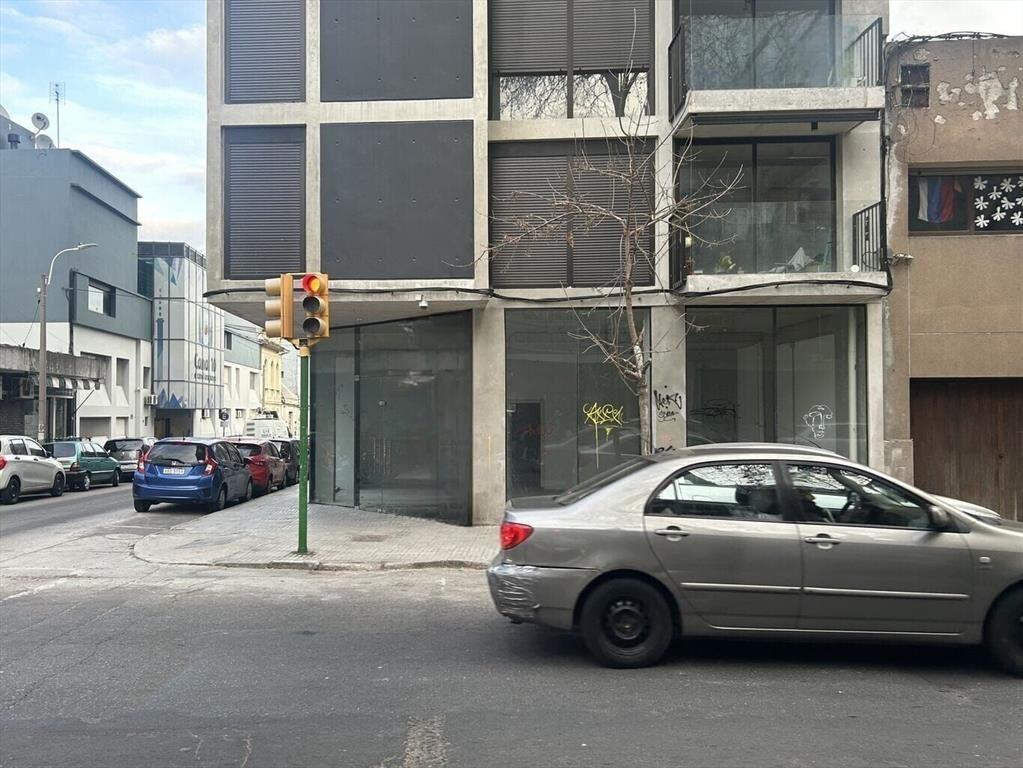 VENTA LOCAL ESQUINA CENTRO CON RENTA