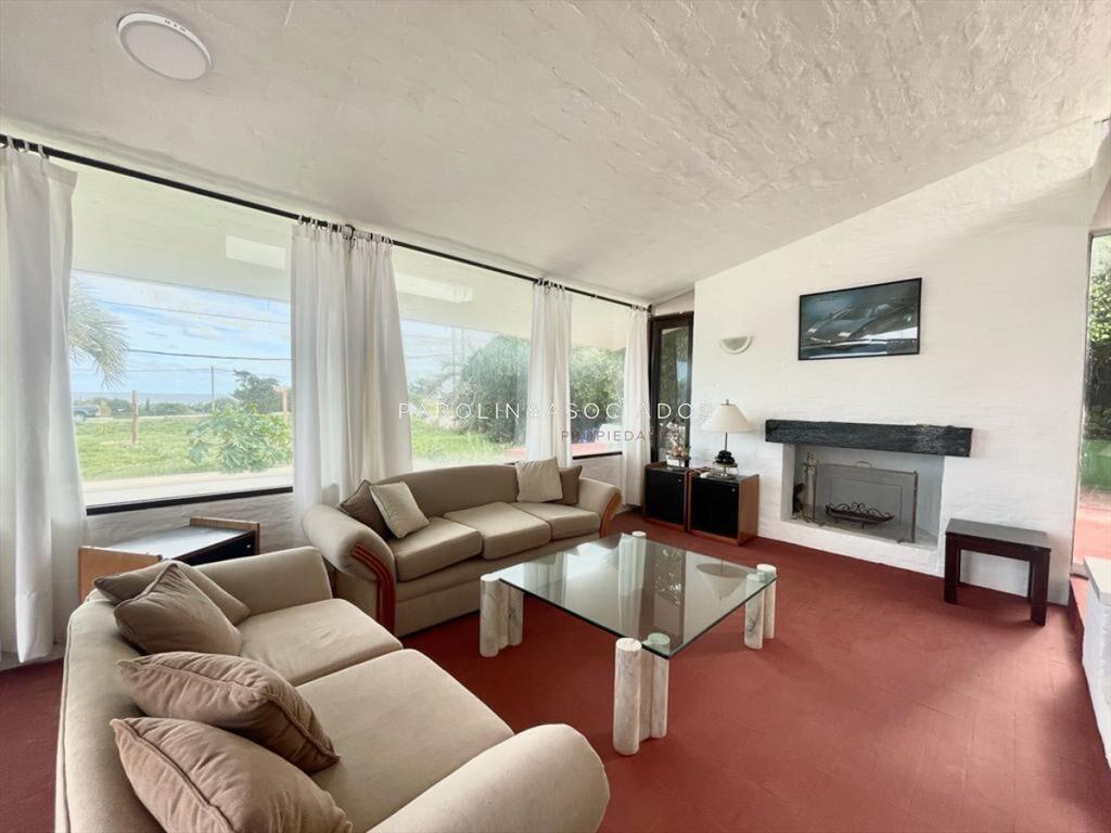 Casa en venta sobre la ruta, frente al mar Punta del Este.