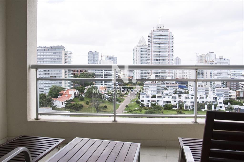 Vende apartamento de 3 dormitorios + dependencia