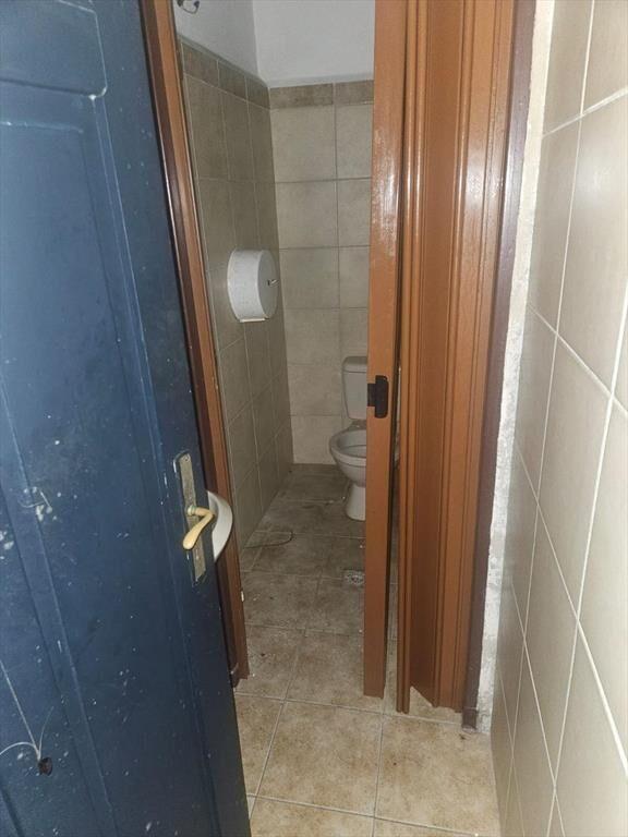 Treinta y Tres casi peatonal Sarandi , 228 m2 , 8 mts de fr