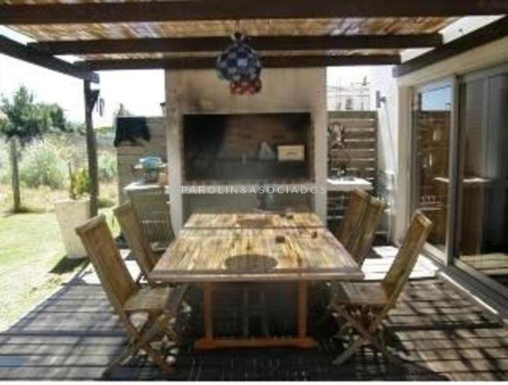 VENTA DE CASA DE 3 DORMITORIOS EN MONTOYA PUNTA