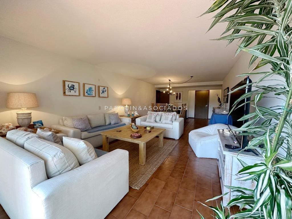 Apartamento de 3 dormitorios y dependencia de en