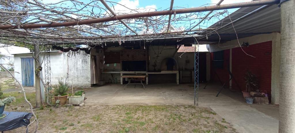 Casa en Jaureguiberry, jardín y fondo arbolado con parrille