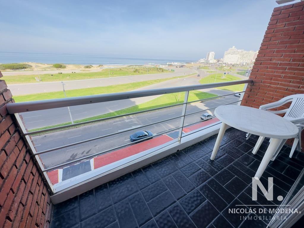 Venta de apartamento primera linea, playa brava.