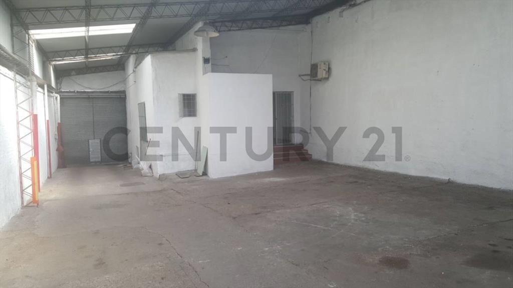 Amplio Galpón con estacionamiento, dos casas y depósito. ...