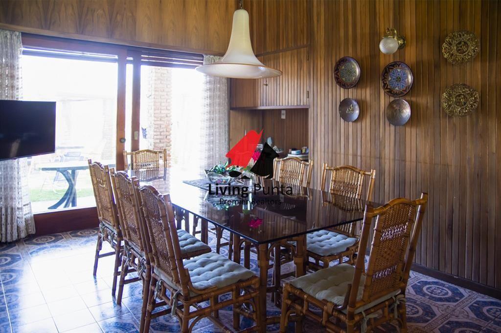 Hermosa casa en venta a pocos metros del mar.