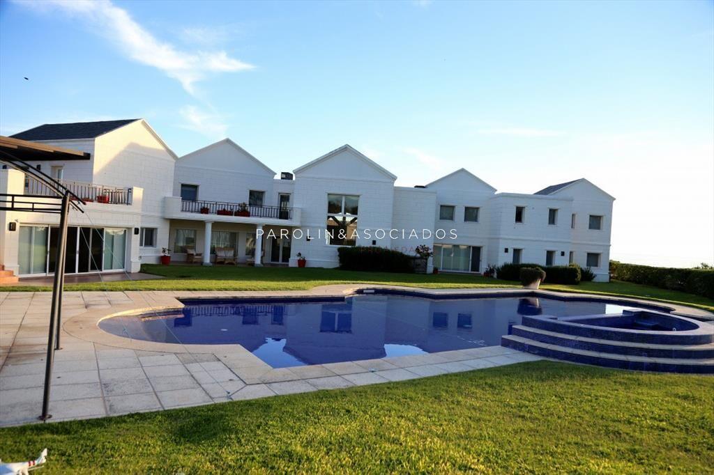 Casa en venta de 5 dormitorios en primera linea