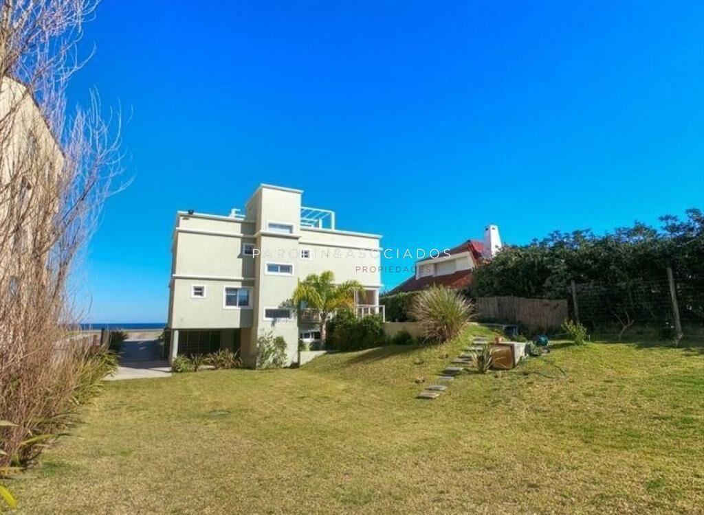 Hermosa casa en venta de 4 dormitorios frente al