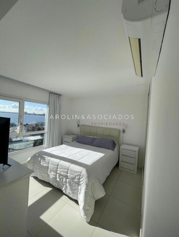 Vende apartamento de 2 dormitorios en Punta del