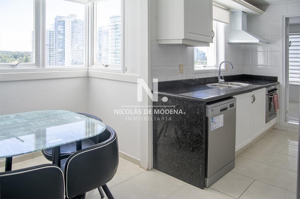 Vende apartamento de 3 dormitorios en Playa Punta