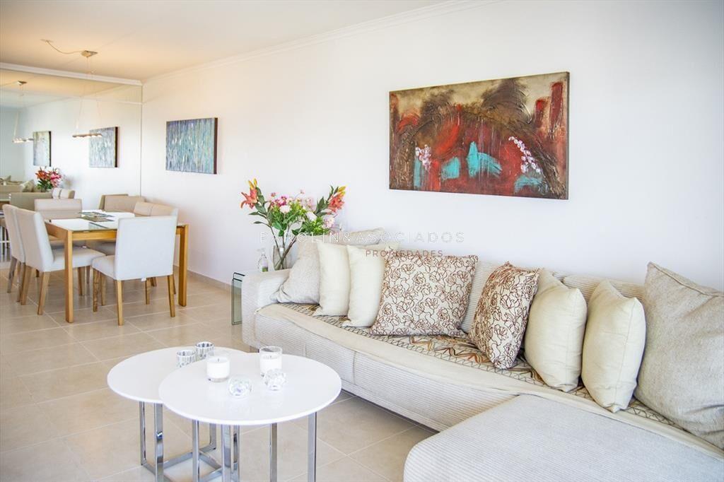 Hermoso apartamento en venta con agradable vista al mar en