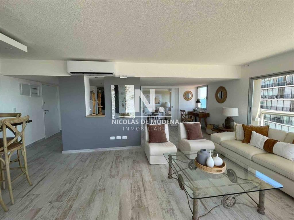 Apartamento de tres dormitorios en alquiler, del