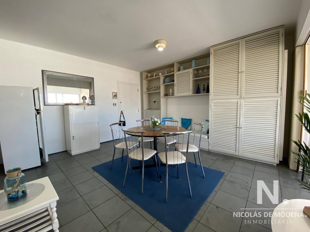Venta piso alto en Santos Dumont 1 dormitorio
