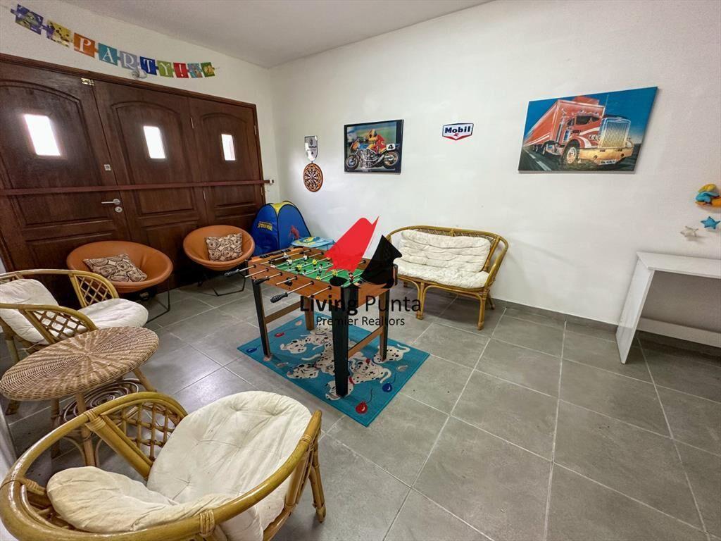 Hermosa casa en barrio Residencial de Punta del Este a paso