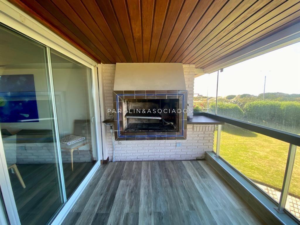 Hermoso apartamento en playa brava en primera al