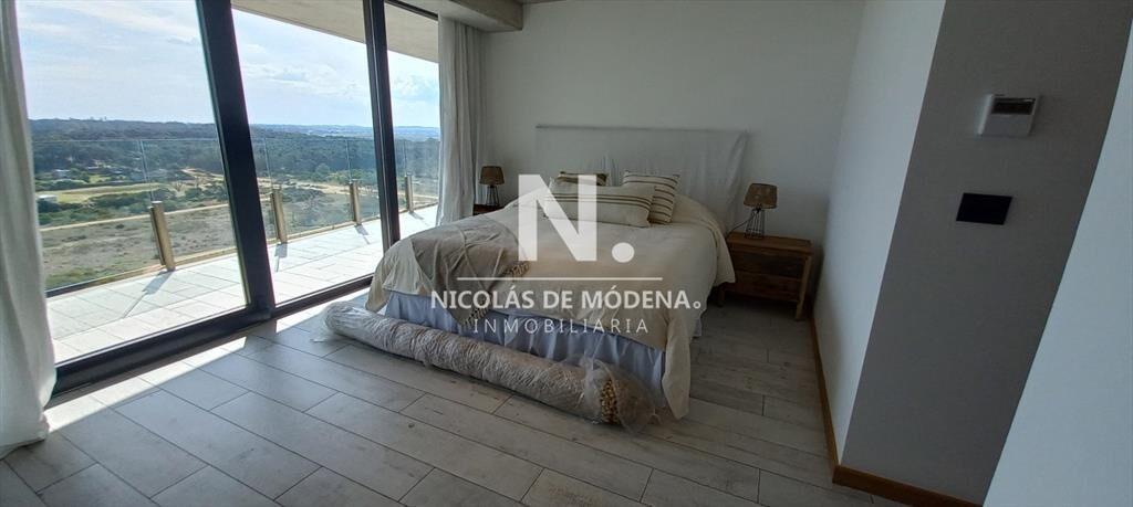 Vende apartamento de 2 dormitorios frente al mar