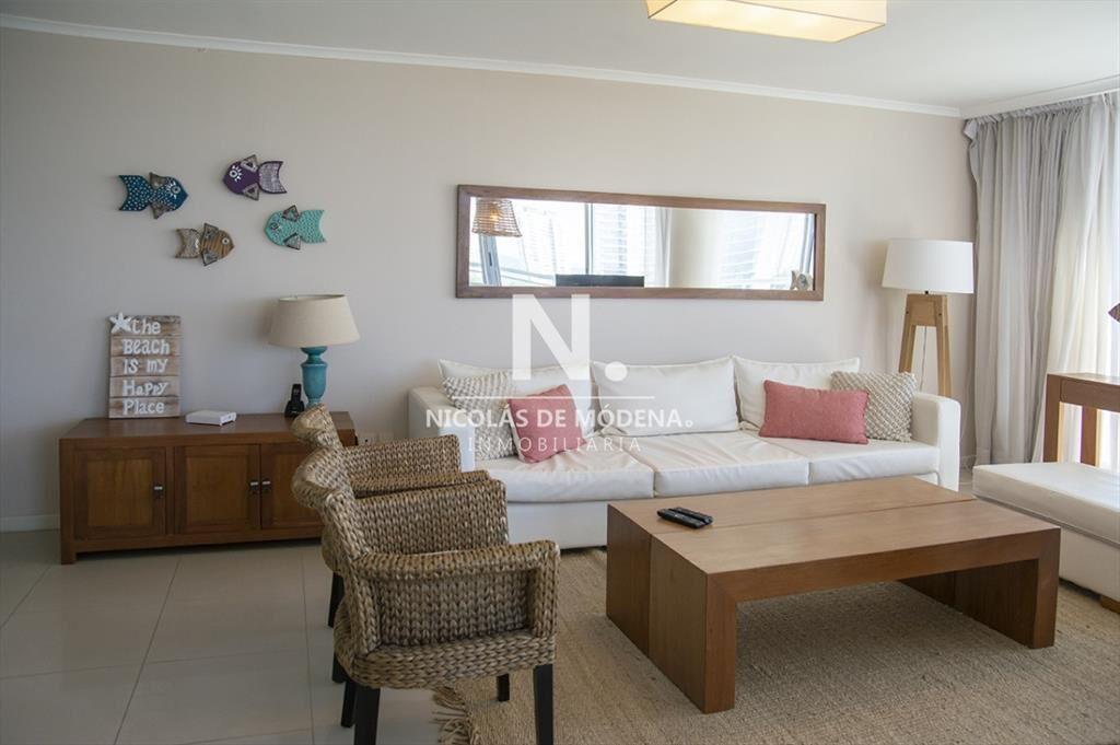 Venta de amplio apartamento de 3 dormitorios y de