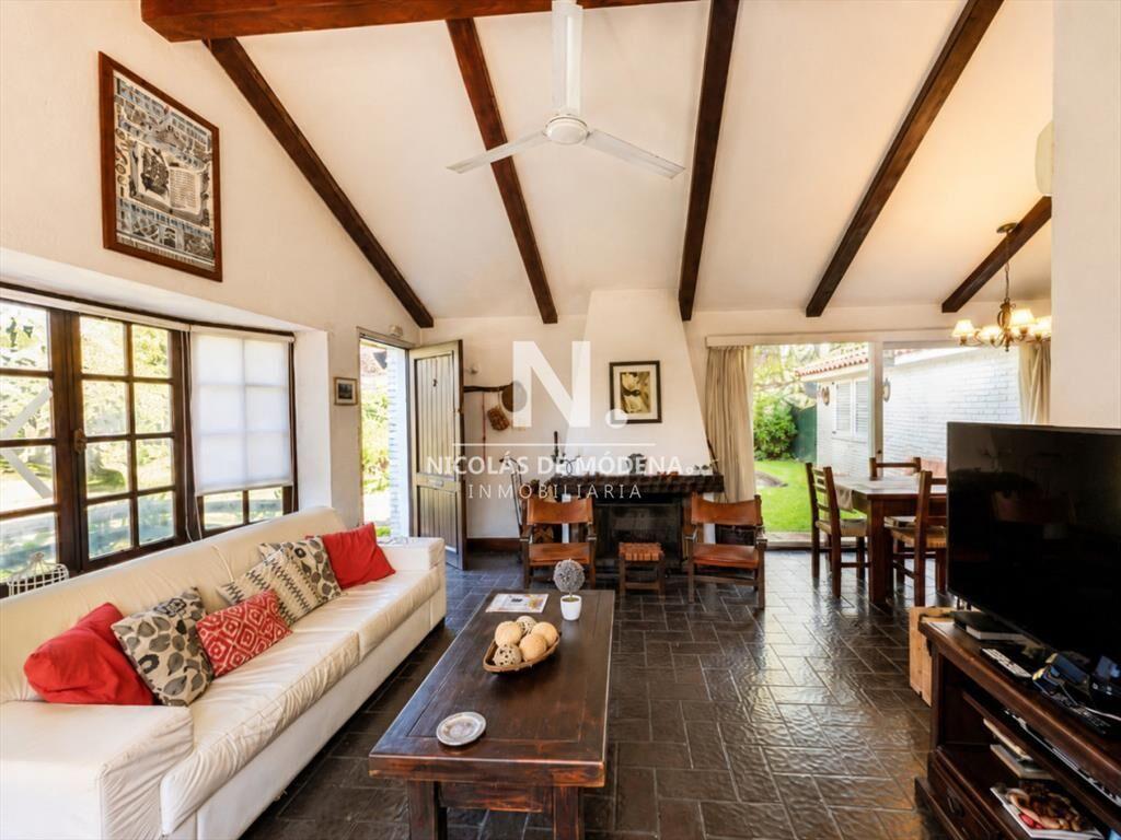 En venta casa de 4 dormitorios, con parrillero y