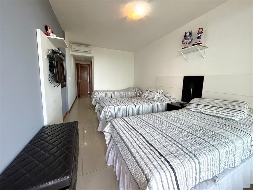 Amplio penthouse en torre 360, Punta del Este.